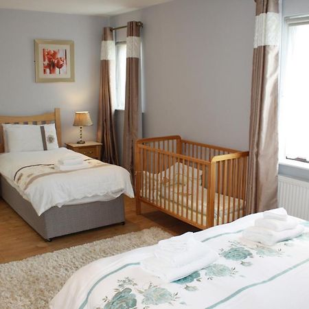 Town Centre Location -Free Private Parking -Luxury 4 Bedroom House All En-Suite With Power Showers -Full Kitchen, 2 Living Rooms - Great Location - Shops And Restaurants 3-Minute Walk -Fast Wi-Fi -Sleeps 9 Guests Κιλάρνεϊ Εξωτερικό φωτογραφία