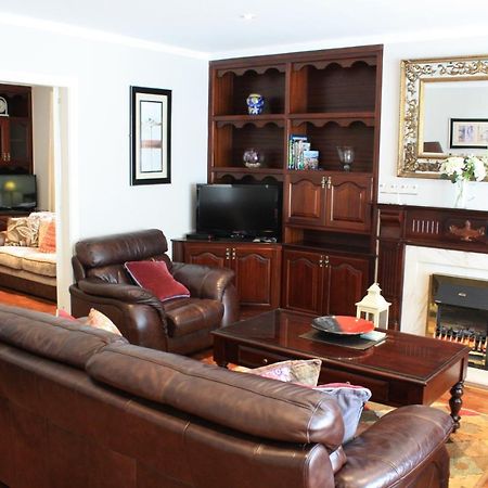 Town Centre Location -Free Private Parking -Luxury 4 Bedroom House All En-Suite With Power Showers -Full Kitchen, 2 Living Rooms - Great Location - Shops And Restaurants 3-Minute Walk -Fast Wi-Fi -Sleeps 9 Guests Κιλάρνεϊ Εξωτερικό φωτογραφία