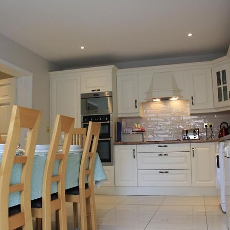 Town Centre Location -Free Private Parking -Luxury 4 Bedroom House All En-Suite With Power Showers -Full Kitchen, 2 Living Rooms - Great Location - Shops And Restaurants 3-Minute Walk -Fast Wi-Fi -Sleeps 9 Guests Κιλάρνεϊ Εξωτερικό φωτογραφία