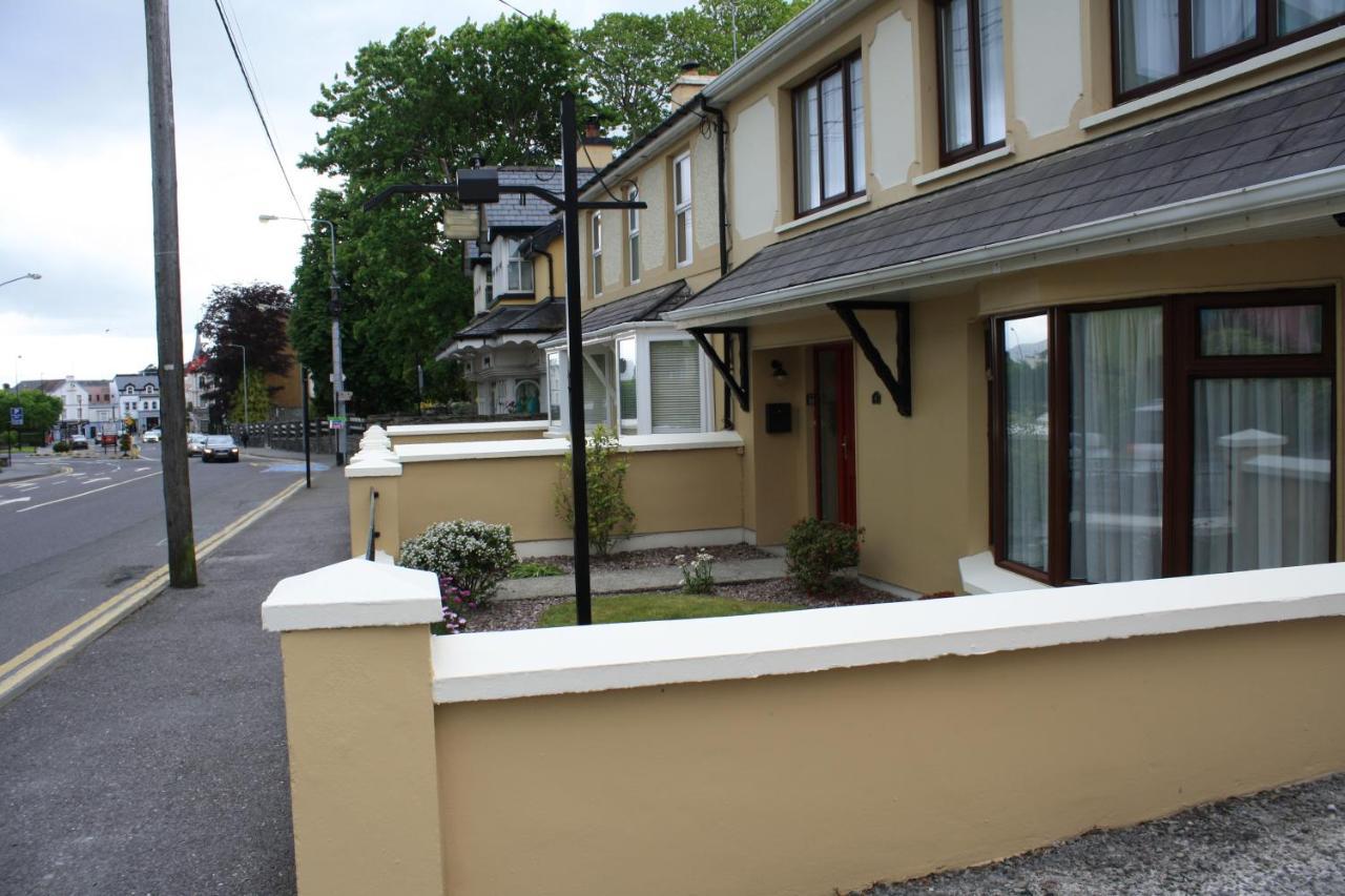 Town Centre Location -Free Private Parking -Luxury 4 Bedroom House All En-Suite With Power Showers -Full Kitchen, 2 Living Rooms - Great Location - Shops And Restaurants 3-Minute Walk -Fast Wi-Fi -Sleeps 9 Guests Κιλάρνεϊ Εξωτερικό φωτογραφία