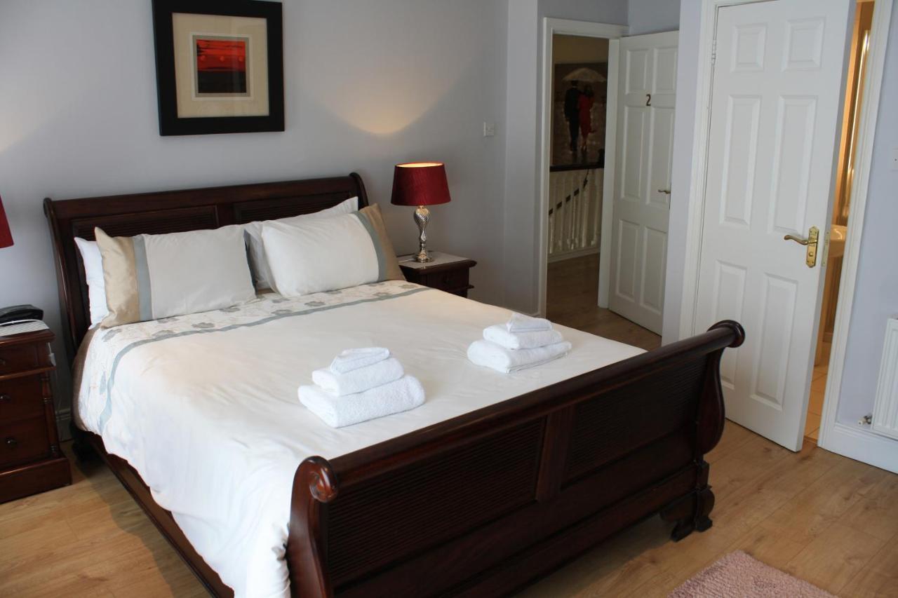 Town Centre Location -Free Private Parking -Luxury 4 Bedroom House All En-Suite With Power Showers -Full Kitchen, 2 Living Rooms - Great Location - Shops And Restaurants 3-Minute Walk -Fast Wi-Fi -Sleeps 9 Guests Κιλάρνεϊ Εξωτερικό φωτογραφία