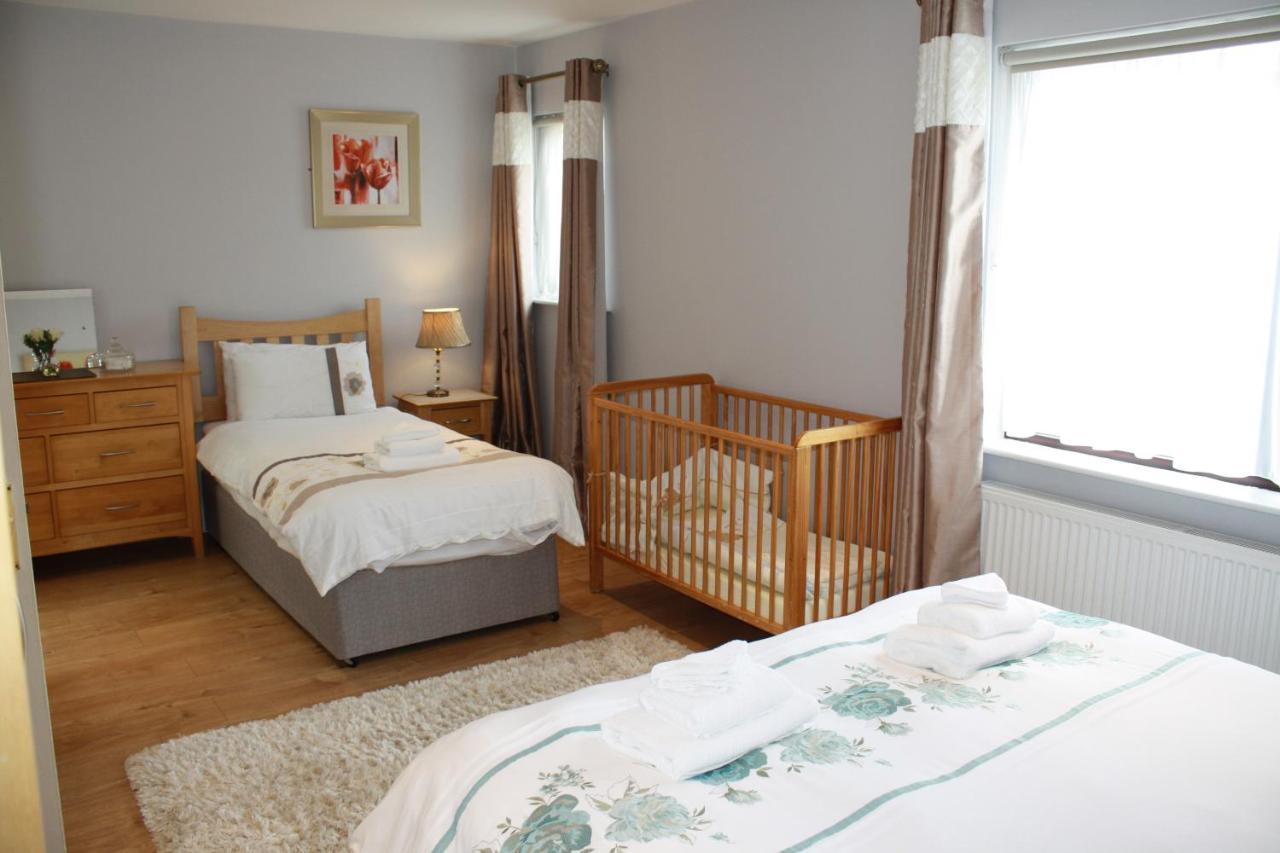 Town Centre Location -Free Private Parking -Luxury 4 Bedroom House All En-Suite With Power Showers -Full Kitchen, 2 Living Rooms - Great Location - Shops And Restaurants 3-Minute Walk -Fast Wi-Fi -Sleeps 9 Guests Κιλάρνεϊ Εξωτερικό φωτογραφία