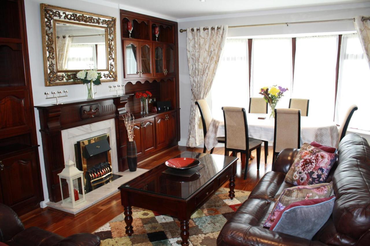 Town Centre Location -Free Private Parking -Luxury 4 Bedroom House All En-Suite With Power Showers -Full Kitchen, 2 Living Rooms - Great Location - Shops And Restaurants 3-Minute Walk -Fast Wi-Fi -Sleeps 9 Guests Κιλάρνεϊ Εξωτερικό φωτογραφία