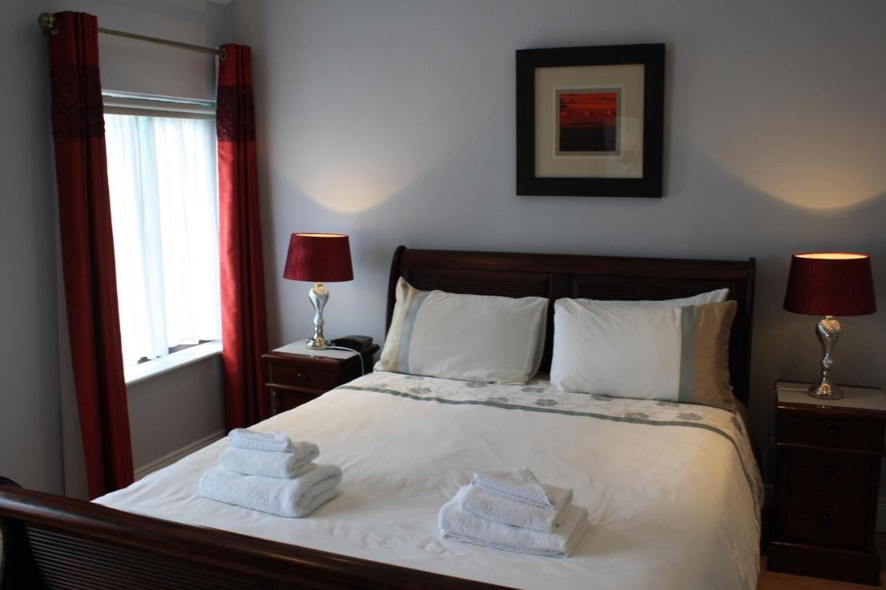 Town Centre Location -Free Private Parking -Luxury 4 Bedroom House All En-Suite With Power Showers -Full Kitchen, 2 Living Rooms - Great Location - Shops And Restaurants 3-Minute Walk -Fast Wi-Fi -Sleeps 9 Guests Κιλάρνεϊ Εξωτερικό φωτογραφία