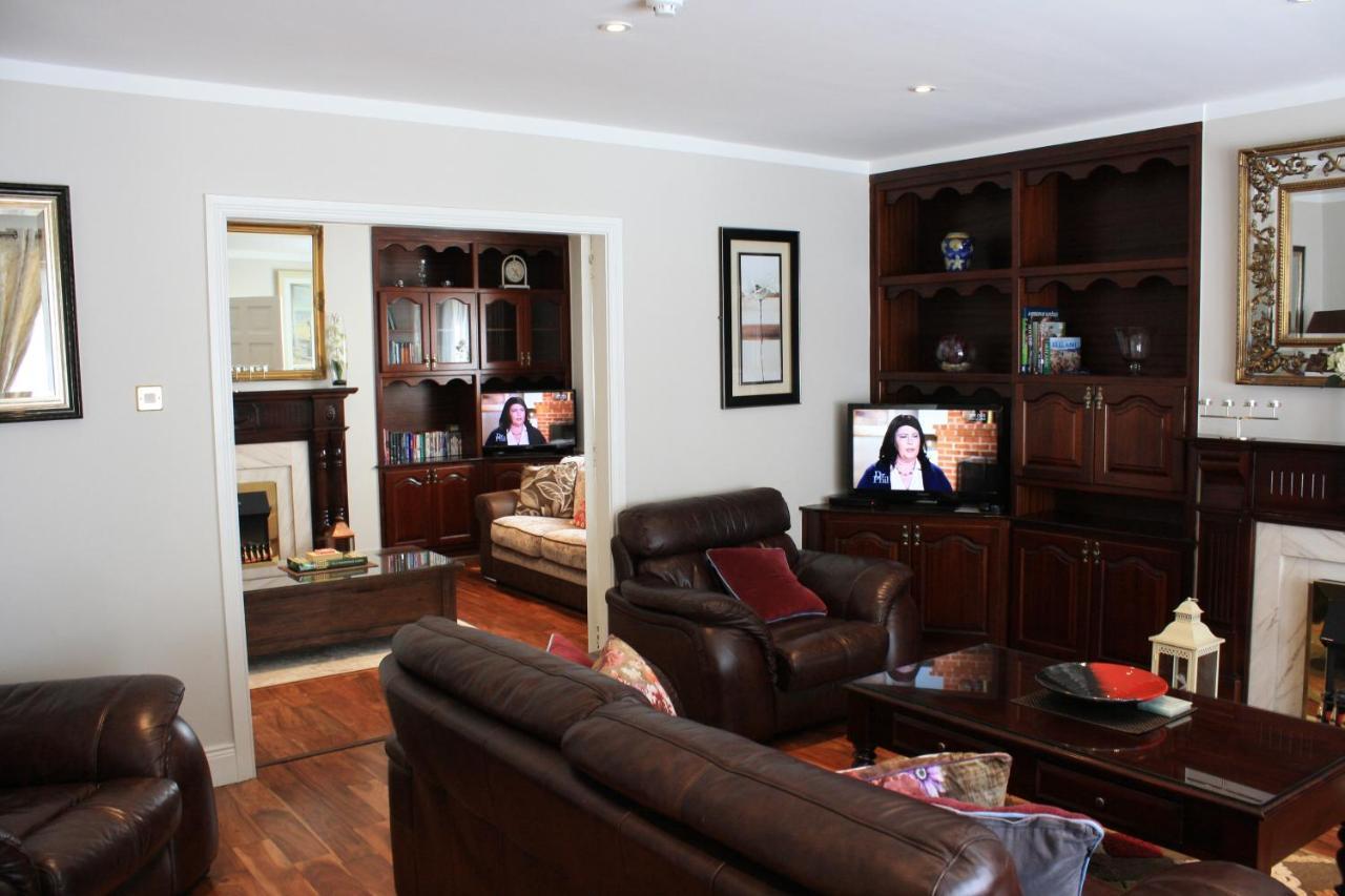 Town Centre Location -Free Private Parking -Luxury 4 Bedroom House All En-Suite With Power Showers -Full Kitchen, 2 Living Rooms - Great Location - Shops And Restaurants 3-Minute Walk -Fast Wi-Fi -Sleeps 9 Guests Κιλάρνεϊ Εξωτερικό φωτογραφία