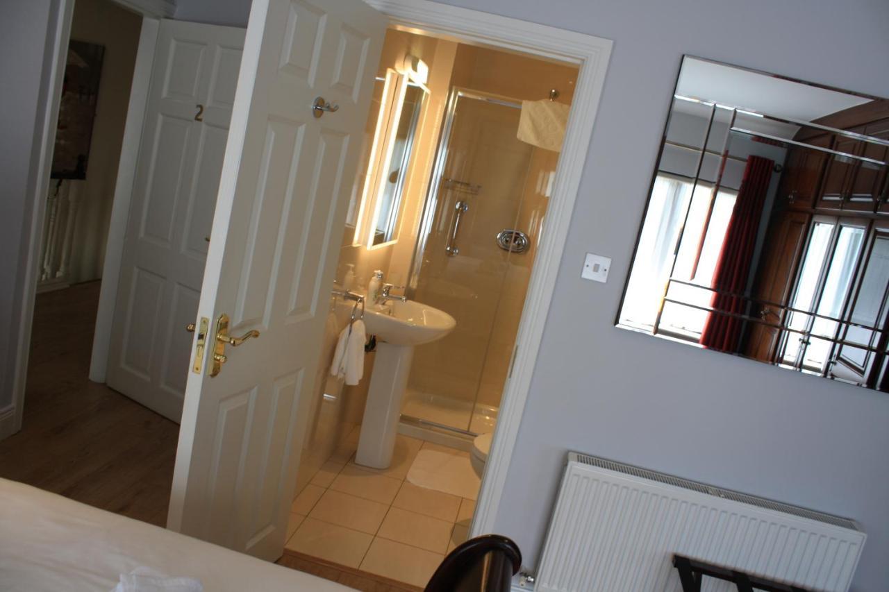 Town Centre Location -Free Private Parking -Luxury 4 Bedroom House All En-Suite With Power Showers -Full Kitchen, 2 Living Rooms - Great Location - Shops And Restaurants 3-Minute Walk -Fast Wi-Fi -Sleeps 9 Guests Κιλάρνεϊ Εξωτερικό φωτογραφία