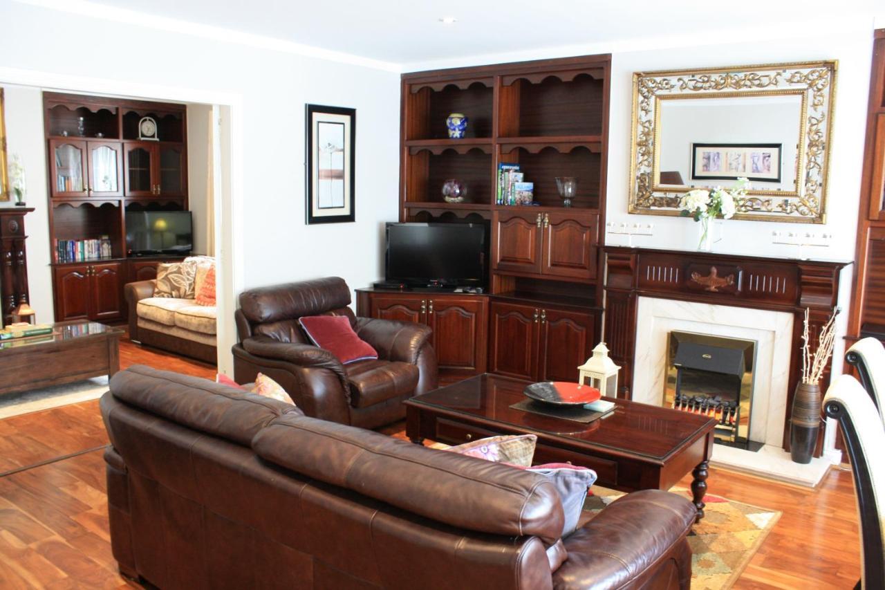 Town Centre Location -Free Private Parking -Luxury 4 Bedroom House All En-Suite With Power Showers -Full Kitchen, 2 Living Rooms - Great Location - Shops And Restaurants 3-Minute Walk -Fast Wi-Fi -Sleeps 9 Guests Κιλάρνεϊ Εξωτερικό φωτογραφία