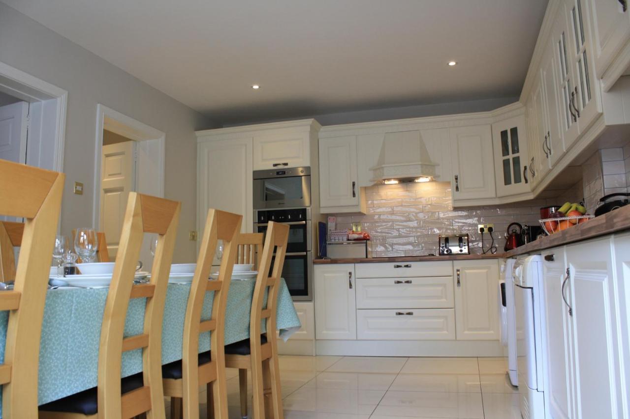 Town Centre Location -Free Private Parking -Luxury 4 Bedroom House All En-Suite With Power Showers -Full Kitchen, 2 Living Rooms - Great Location - Shops And Restaurants 3-Minute Walk -Fast Wi-Fi -Sleeps 9 Guests Κιλάρνεϊ Εξωτερικό φωτογραφία