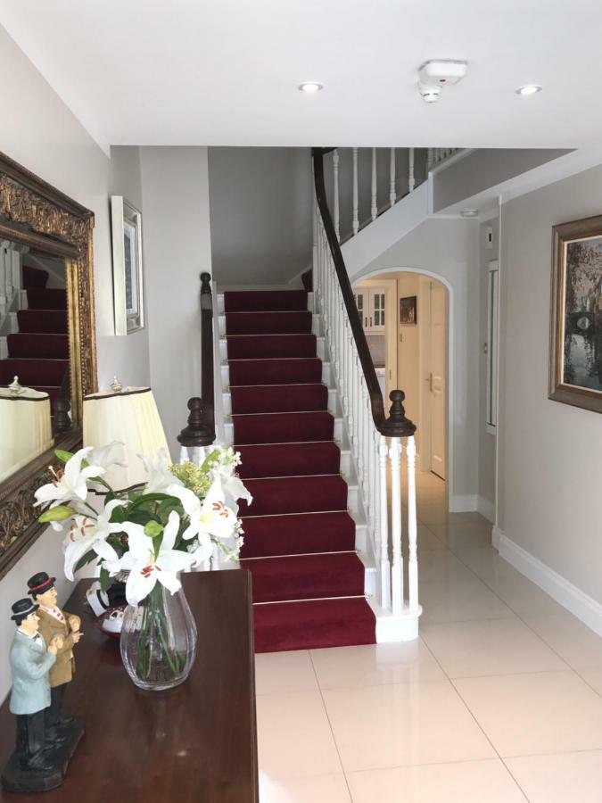 Town Centre Location -Free Private Parking -Luxury 4 Bedroom House All En-Suite With Power Showers -Full Kitchen, 2 Living Rooms - Great Location - Shops And Restaurants 3-Minute Walk -Fast Wi-Fi -Sleeps 9 Guests Κιλάρνεϊ Εξωτερικό φωτογραφία