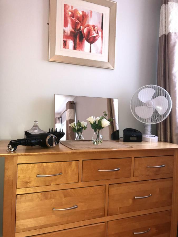 Town Centre Location -Free Private Parking -Luxury 4 Bedroom House All En-Suite With Power Showers -Full Kitchen, 2 Living Rooms - Great Location - Shops And Restaurants 3-Minute Walk -Fast Wi-Fi -Sleeps 9 Guests Κιλάρνεϊ Εξωτερικό φωτογραφία