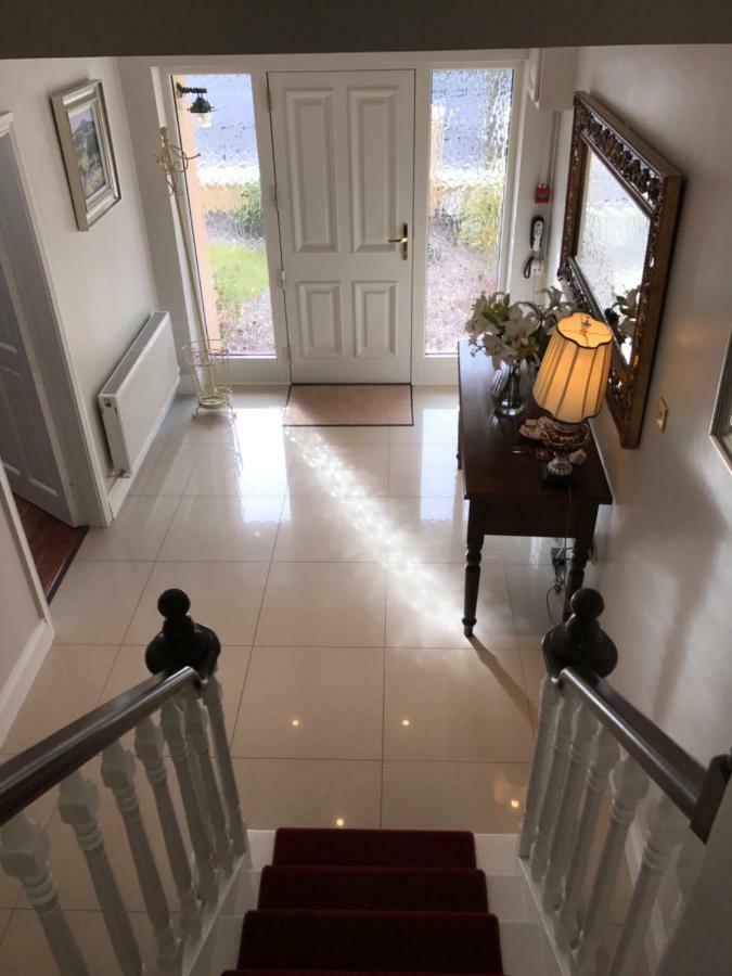 Town Centre Location -Free Private Parking -Luxury 4 Bedroom House All En-Suite With Power Showers -Full Kitchen, 2 Living Rooms - Great Location - Shops And Restaurants 3-Minute Walk -Fast Wi-Fi -Sleeps 9 Guests Κιλάρνεϊ Εξωτερικό φωτογραφία